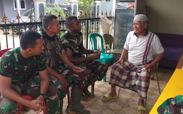 Satgas TMMD Bangun Keakraban Dengan Warga