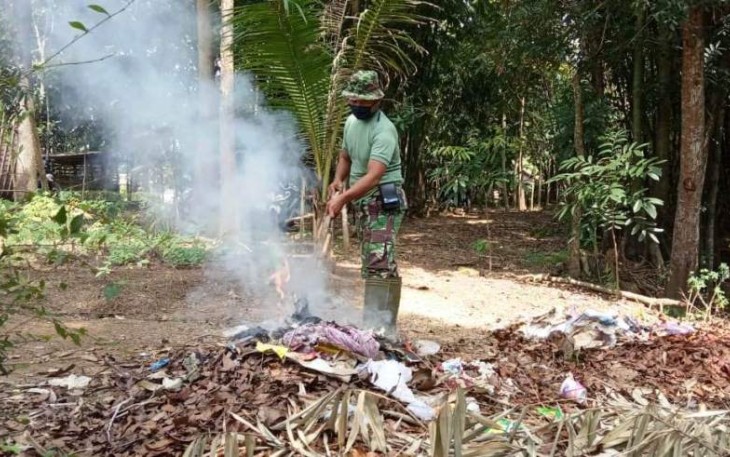 Anggota Satgas TMMD Reguler Pekalongan Terus Pelopori Kebersihan Lingkungan