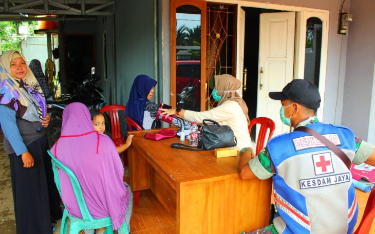 Tim Kesehatan Satgas TMMD 107 Kodim Depok Layani Pemeriksaan Kesehatan Warga
