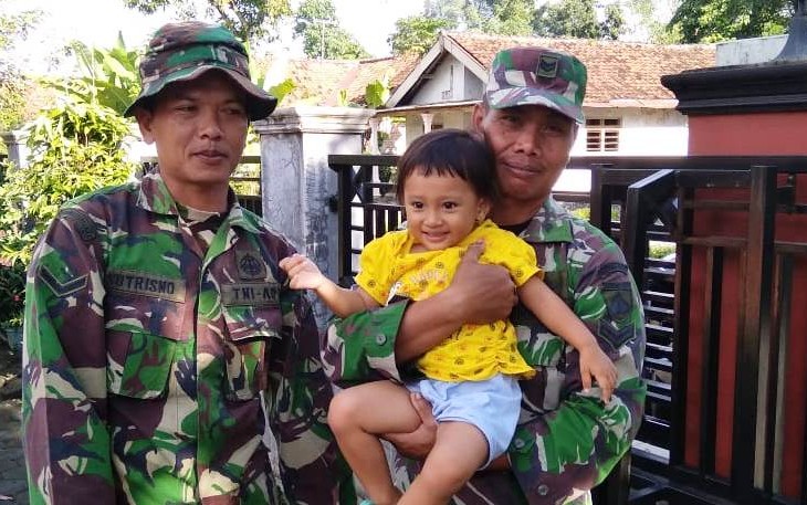 TNI Terus Jalin Keakraban Dengan Warga Desa Sasaran TMMD