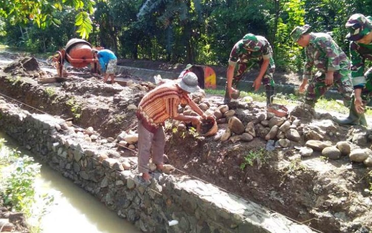 Menjadi Asisten Tukang Batu Dilakoni Sejumlah TNI Pekalongan