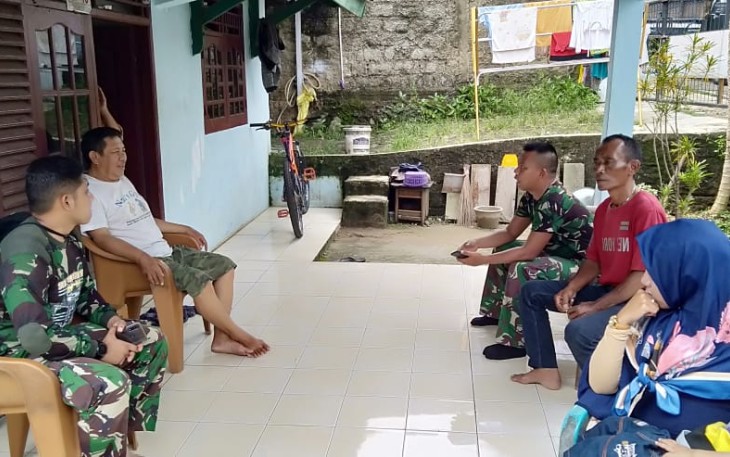 Bapak Alamsyah Ikut Bantu Satgas TMMD Rehab Rumahnya 