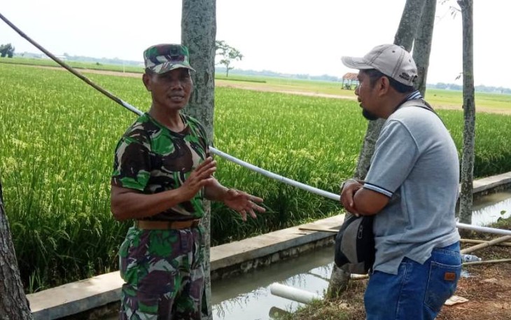 Ini Sosok TNI Wartawan Yang Sibuk Gali Info TMMD