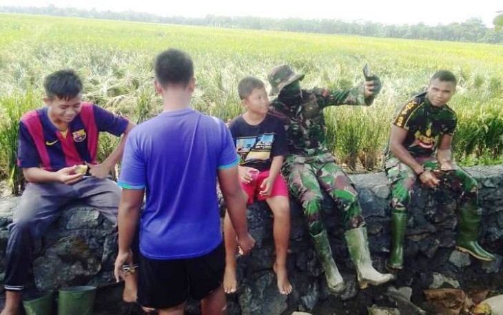 Indahnya Kebersamaan TNI Pekalongan Dengan Anak Desa Pantirejo