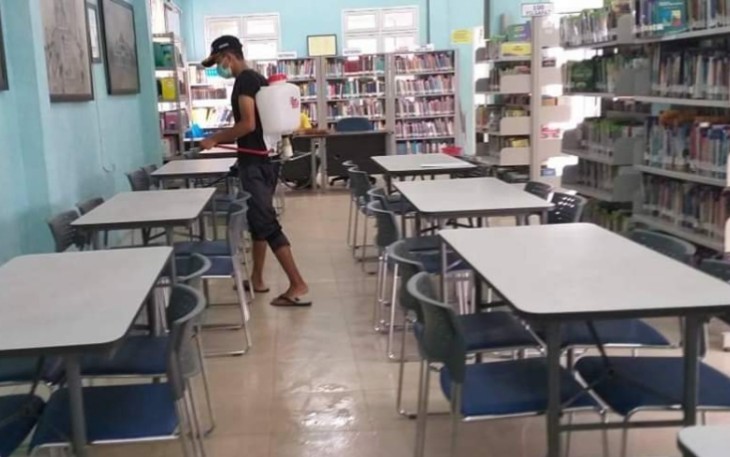 Dinas Perpus Labuhanbatu Seprotkan Disinfektan 