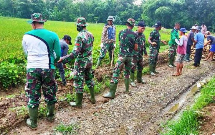 Anggota Satgas TMMD Reguler Pekalongan Contohkan Efisiensi Kerja