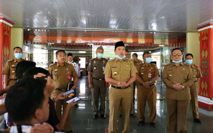 Bupati Lampung Barat Parosil Mabsus saat jumpa pers usai memberika bantuan