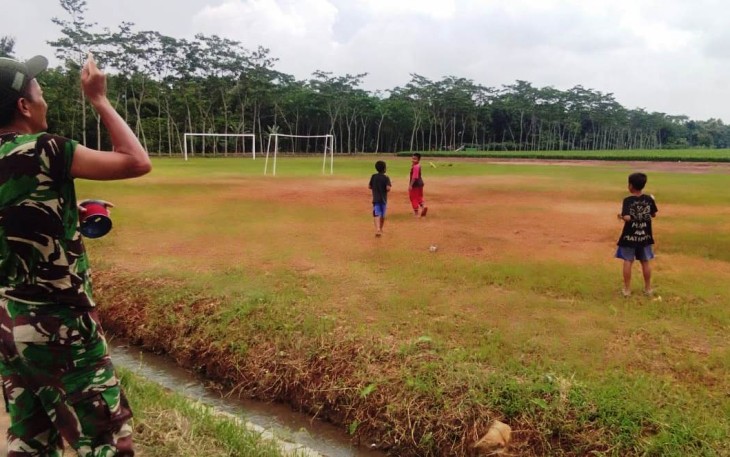Kerja di TMMD Sambil "Momong" Anak-Anak Desa Sasaran 