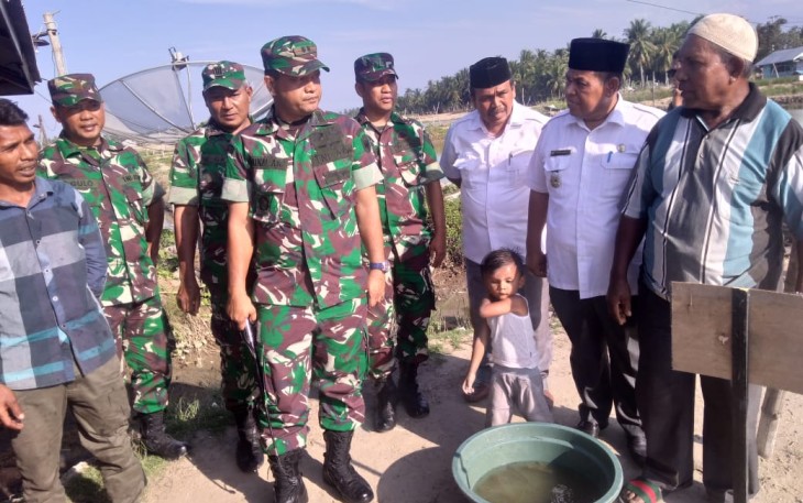 Dandim 0111/Bireuen Letkol Inf Zainal Abidin Rambe Didampingi Camat Serta Sekcam Samalanga Mulyadi SH dan Taufiq SH Seusai Acara Kunjungan Kerja Dengan Kelompok Pemuda Kreatif Desa Meunasah Lancok Samalanga Bireuen Menyempatkan Diri Mendatangi dan Berdialog Dengan Seorang Petani Tambak Yang Juga Tokoh Masyarakat Setempat Rabu 18 Maret 2020.