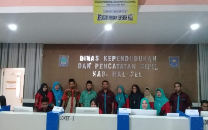 Kepala Dinas Kependudukan dan Pencatatan Sipil Kota Bengkulu Sudarto Saat Melakukan Kunjungan di Dukcapil Halmahera Selatan 