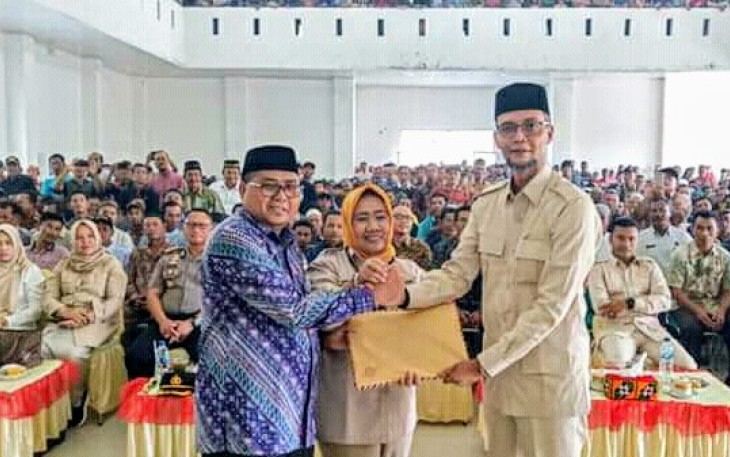  Bupati Simeulue H. Erli Hasim SH S.Ag M.I.Kom bersama dengan Direktur Pembiayaan Kementerian Pertanian Republik Indonesia Ir. Indah Megawati MP dan Anggota Komisi IV DPRRI Asal Aceh Ir. T. A Chalid MM. (Foto : Humas Simeulue)