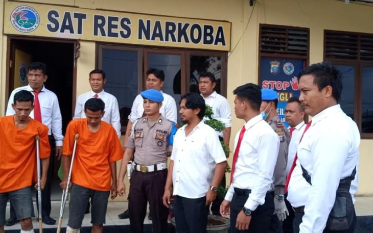 Dua tersangka saat digelandang dalam konferensi pers