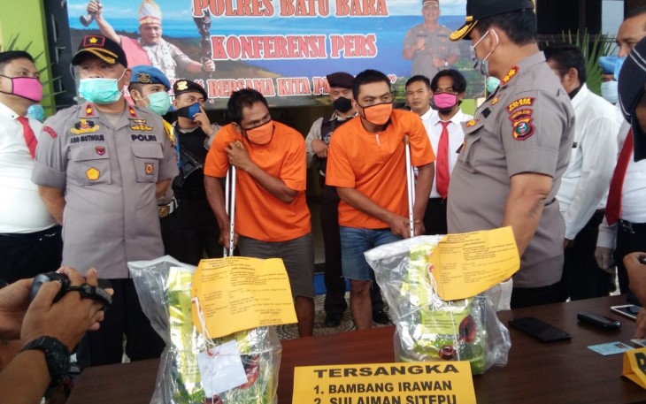 Kapolres Batu Bara AKBP Ikhwan Lubis SH MH didampingi Kasat Narkoba AKP Henry D.B Tobing SH pada saat Konferensi Pers.