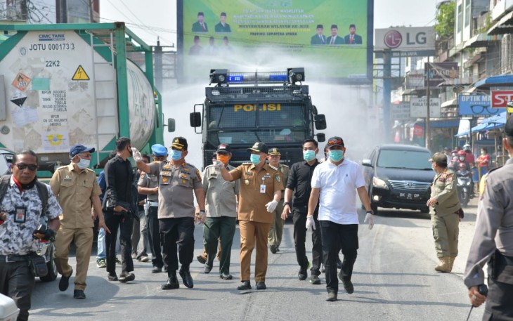 Bupati dan Kapolres Batu Bara Pimpin Penyemprotan Desinfektan