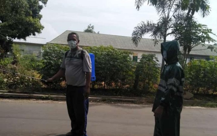 Penyemprotan disinfektan lingkungan oleh warga unruk mencegah corona