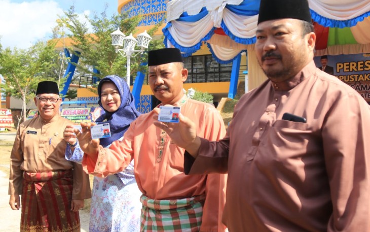 Sekda Bintan (Tengah) usai meresmikan gedung pustaka