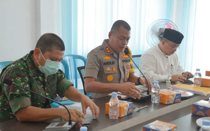 Bupati Kampar saat memimpin rapat bersama Satgas Penanggulangan Covid-19 di Aula Dinas Kesehatan Kabupaten Kampar