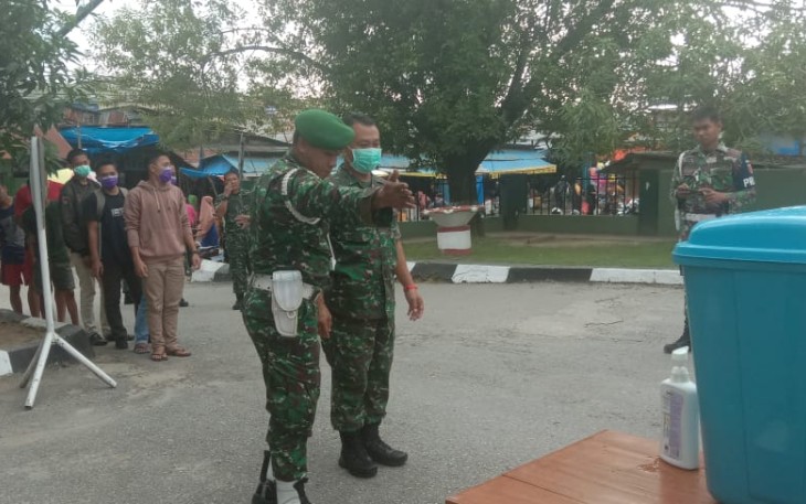 Korem 143/HO Adakan Pemeriksaan dan Penyemprotan Antiseptik Covid-19 Terhadap Anggota dan Tamu