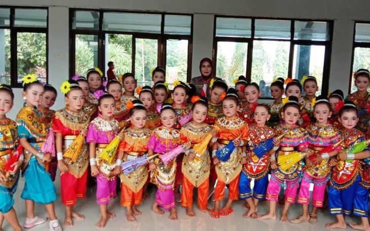 Tari Payung dari "Mekar Budaya" Bojong Ramaikan Pembukaan TMMD