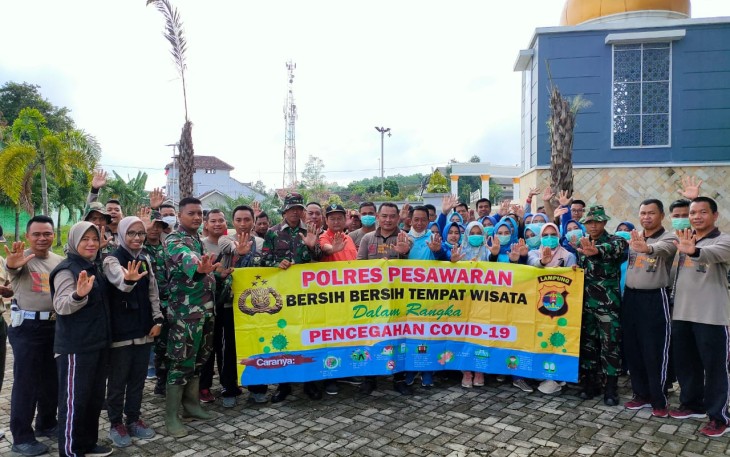 Polres Pesawaran Bersama TNI dan Dinkes Giat Bersih-Bersih di Beberapa Tempat Umum