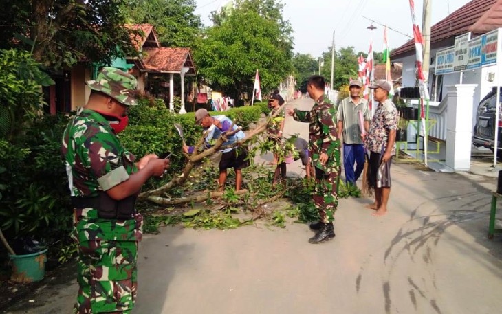 TMMD Dorong Pembersihan di Seputaran Balai Desa