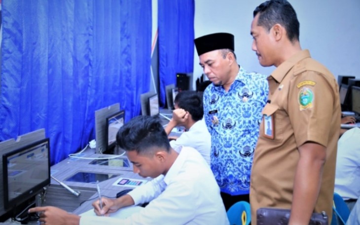 Bupati Labuhanbatu saat meninjau pelaksanaan UNBK