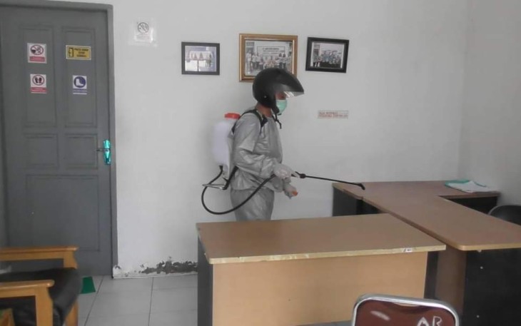 DLH Labuhanbatu Semprotkan Cairan Disinfektan