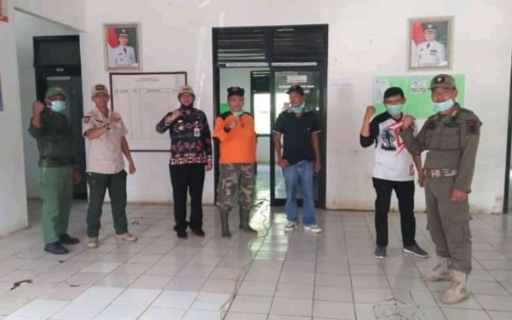 Satpol PP Lambar Tinjau Penyemprotan Disinfektan dan Kesiapan Pam Posko Pencegahan dan Penanganan Covid-19