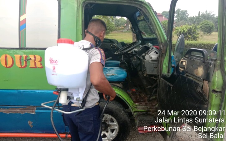 Dishub Batu Bara Lakukan Penyemprotan Disinfektan ke Angkutan Umum