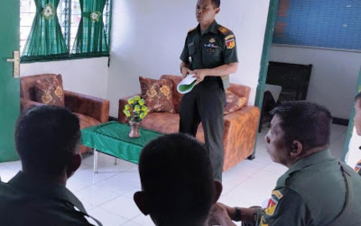 Danramil 1310-03/Likupang memberikan materi kepada personilnya.