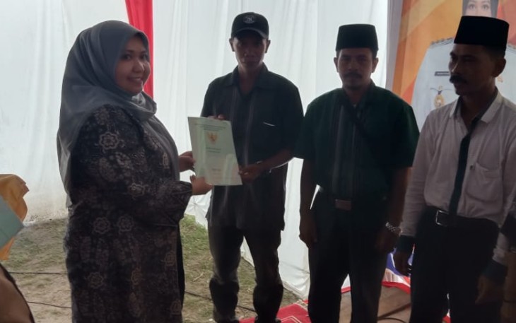 Bupati Muaro Jambi Bagikan Sertifikat Gratis ke Warga Desa Markanding