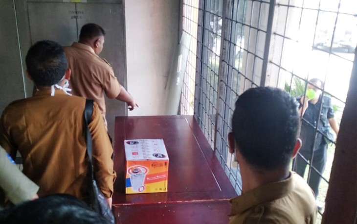 Para petugas pegawai Setdakab Aceh Singkil saat memeriksa kabel jaringan listrik yang korsleting diruangan Bendahara Rutin