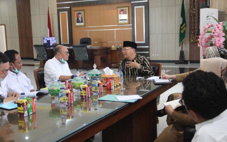 Gubernur Bengkulu Rohidin Mersyah saat melaksanakan Rapat Koordinasi bersama Satker Balai Jalan di Ruang Kerja Gubernur Bengkulu