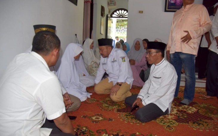 Bupati Kampar saat melayat dan ikut takziah di rumah duka Almarhum Aboe KS