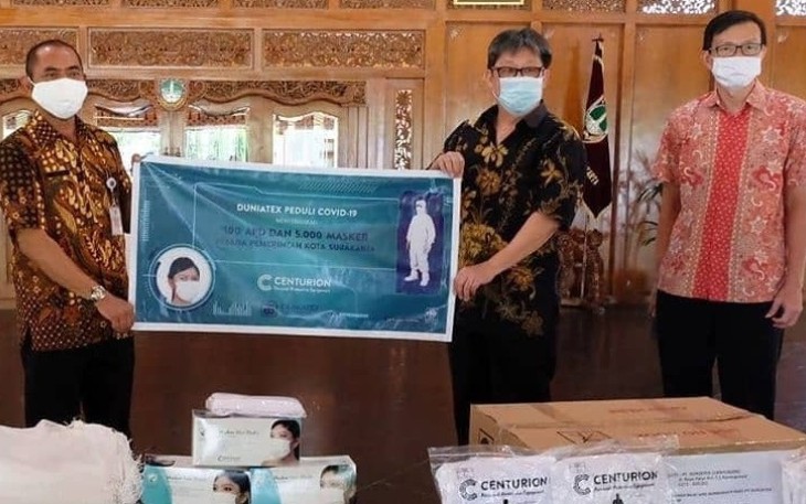 Walikota Solo FX Hadi Rudyatmo saat menerima penyerahan bantuan untuk penanganan Covid-19 dari pihak PT Duniatex di Balaikota Solo.