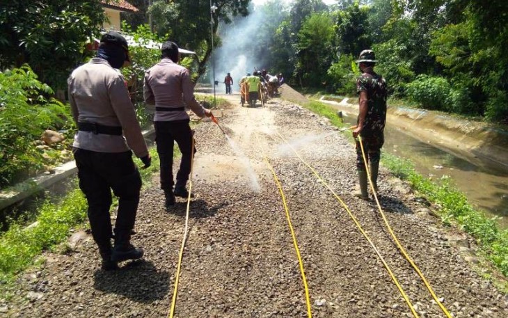 Satgas TMMD Reguler Pekalongan Semprot Jalanan Pantirejo Dengan Disinfektan