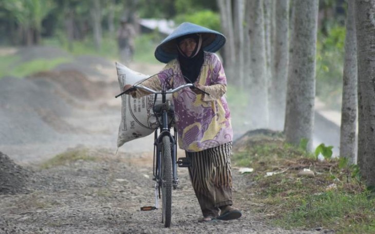 Jalan Aspal TMMD Reguler Pekalongan Akan Segera Hilangkan Tuntun Sepeda