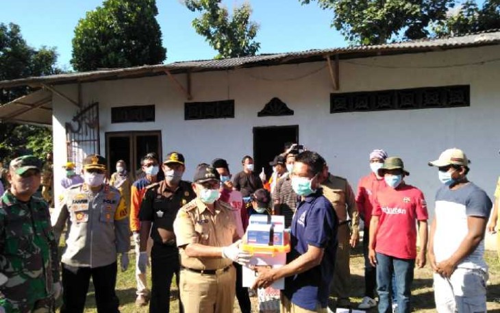 Bupati Rijanto saat menyerahkan bansos kepada perwakilan peserta karantina