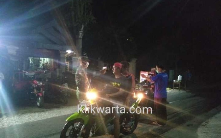Tim Relawan Penanganan Covid-19 Desa Bendowulung saat Lakukan Pemeriksaan Pengguna Jalan (Foto : Faisal NR / Klikwarta.com)