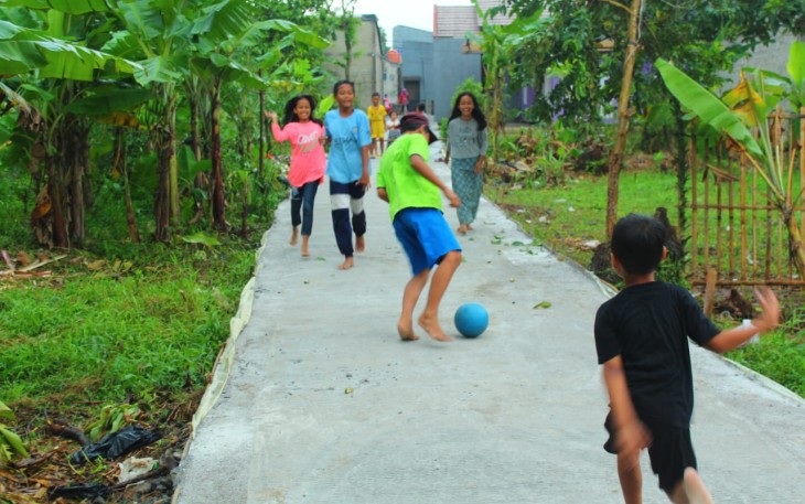 Keceriaan Anak-anak di Atas Jalan Haji Amin Karya Satgas TMMD 107 Kodim 0508/Depok