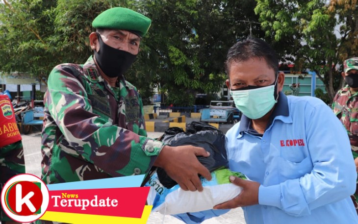 Koramil 01/Tanjungpinang Bagikan 100 Paket Sembako ke Tukang Ojek dan Becak