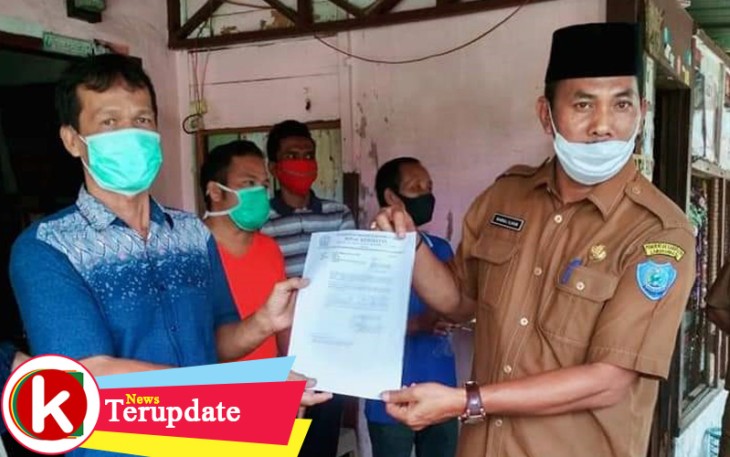 Kepala Dinas Kesehatan Kamal Ilham S.Km saat mengunjungi rumah duka almarhum Ibnu Nasri.