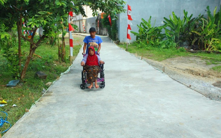 Senyum Hajjah Mariam Bisa Pergunakan Kursi Roda di Jalan Mulus