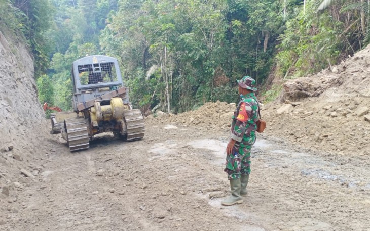 Anggota Satgas TMMD Kopda Jhonrianson Purba Awasi Alat Berat yang Sedang Bekerja