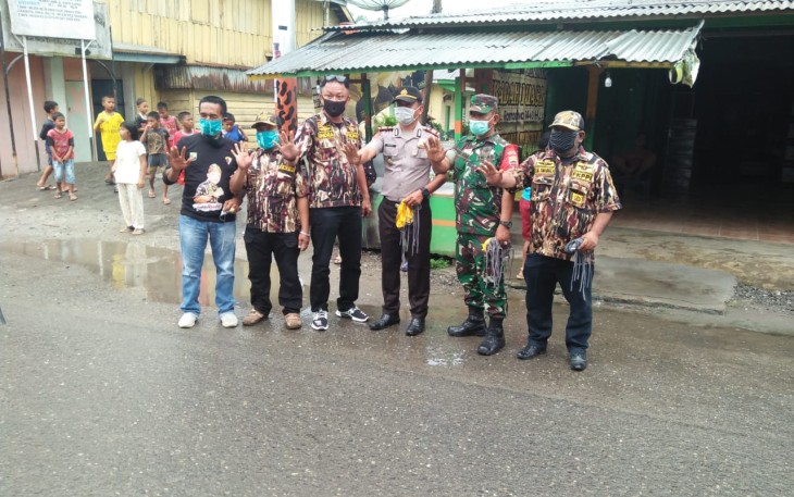 Danramil 09/NL Gandeng FKPPI Bilah Hilir Bagikan Masker Kepada Warga Yang Melintas