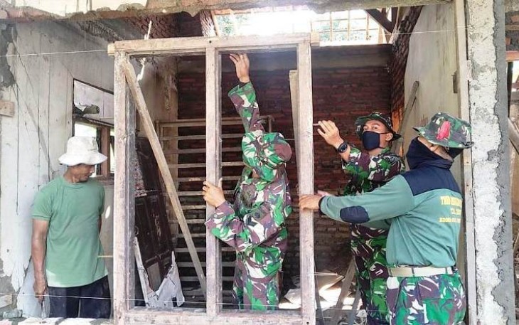 Kodim Pekalongan Turunkan Lima Tukang