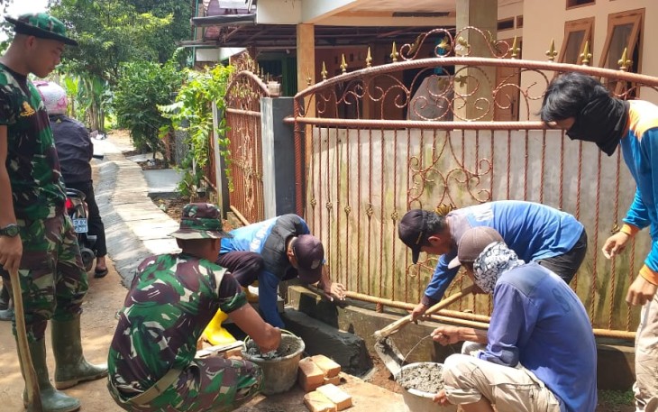 Bahu-Membahu ala Satgas TMMD Tuntaskan Pembuatan Saluran Air di Jalan Muhari