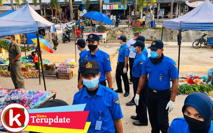 Tim Gugus Tugas Pencegahan Penyebaran Covid-19 Kota Batam saat melakukan patroli di Pasar Kaget depan Hotel Merlion Batu Aji