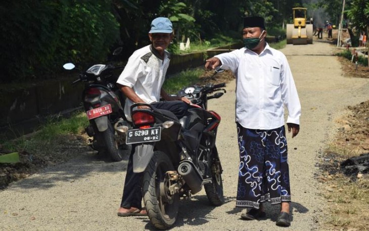 Totalitas Kepala Desa Pantirejo Pekalongan Membantu Satgas TMMD Reguler