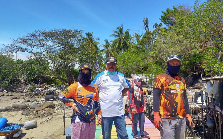 Kades Beserta Masyarakat Sebong Lagoi Lakukan Penyemprotan Disinfektan